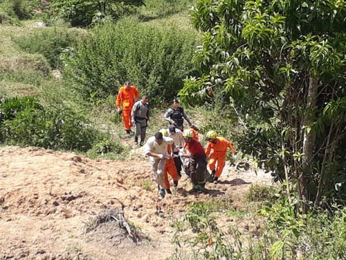 Corpo de Bombeiros resgata corpo de homem morto durante troca de tiros com a polícia
