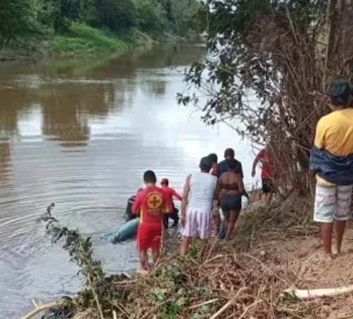 Bombeiros localizam corpo de jovem que desapareceu após cair em rio