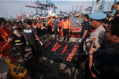 Corpos são encontrados entre destroços do avião da Lion Air