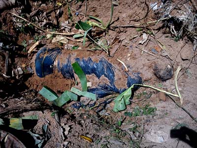 Corpos enrolados em sacos pláscitos são encontrados enterrados em grota na periferia de Maceió