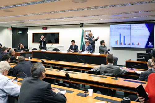 Correção da tabela do Imposto de Renda pode estimular economia, afirmam debatedores