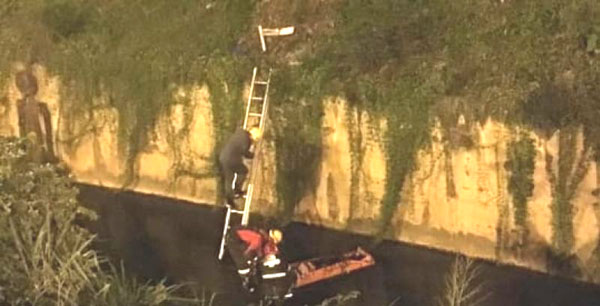Bombeiros socorrem homem que caiu em córrego no Bairro Nova Esperança