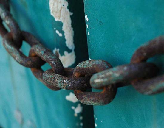 Homem coloca corrente na porta de casa para esposa não sair e é preso