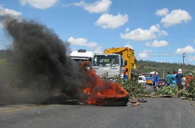 Sem salários, trabalhadores de usina fecham BR 101 em Teotônio Vilela