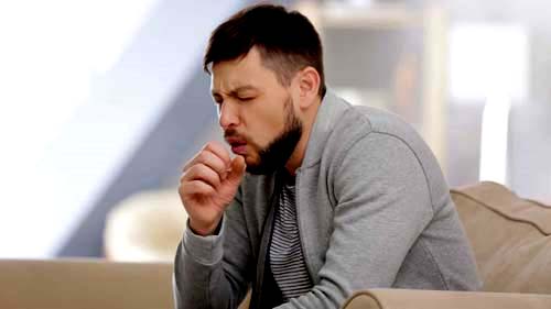 Covid-19: O mau hábito (extremamente comum) que eleva risco de contágio