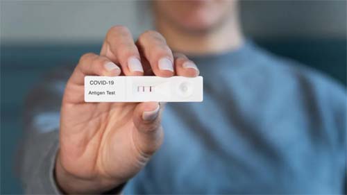 Nova variante da Covid avança no Reino Unido e apresenta rouquidão como sintoma incomum