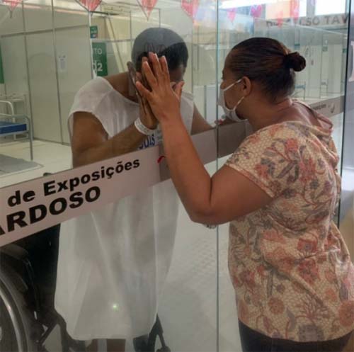 “Olhar que Salva” conforta pacientes e familiares no Hospital de Campanha