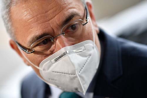 Mudança no sistema do Ministério da Saúde faz registro de mortes por Covid-19 despencar