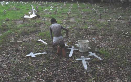 Brasil interrompe sequência de 3 quedas nas mortes semanais por covid-19 e registra alta