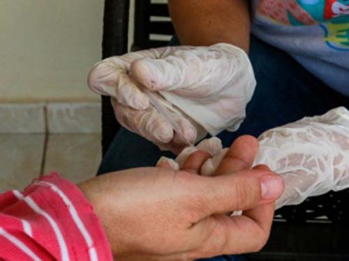 Laboratório realiza testes de Covid-19 em drive-thru de shopping em Maceió