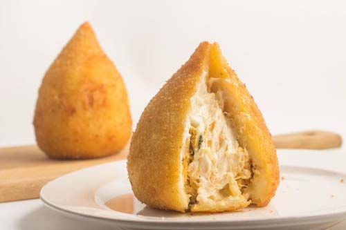 Coxinha de frango: A verdade sobre a origem do salgado que é paixão nacional