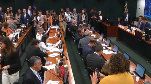 Com socos na mesa, deputados brigam na CPI do MST: 