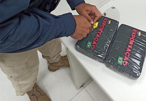 Suspeitos jogam mais de 2 quilos de cocaína pela janela de carro e foge da PRF, em Pilar