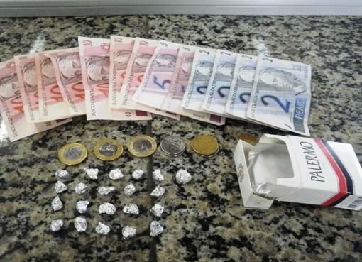 Mulher é presa com crack e dinheiro em Mangabeiras 