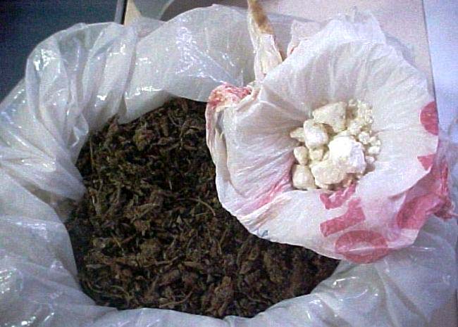 PM prende dois adultos e um adolescente com crack e maconha