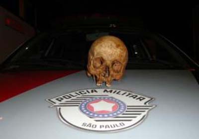 Jovem invade cemitério e furta crânio do pai em São Paulo