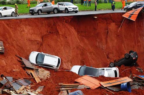 Vídeo: asfalto cede e cratera engole carros durante chuva na Asa Sul