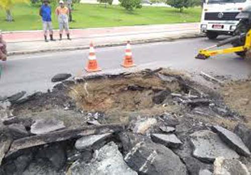 Rede de drenagem construída por shopping afunda