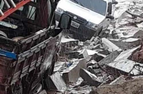 Veículos ficam presos em crateras abertas pela chuva em Taquarana