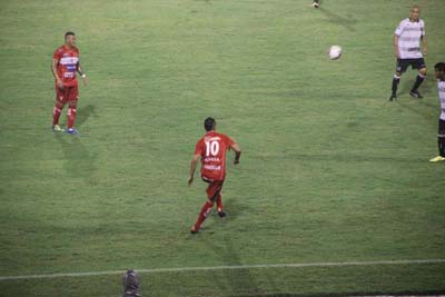 Zaga falha duas vezes e CRB perde em casa para o Ceará por 2 x 0