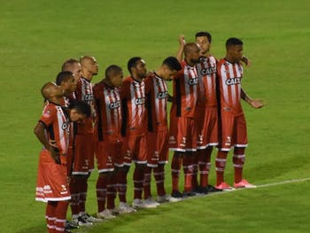 CRB empata com o Coritiba, entra em crise e se complica no Z4 da Série B