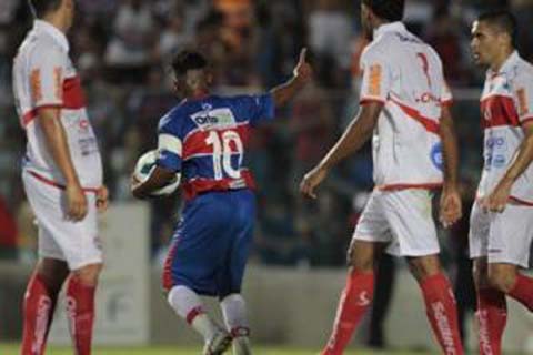 Em casa, CRB vence Fortaleza e volta ao G4 na Série C