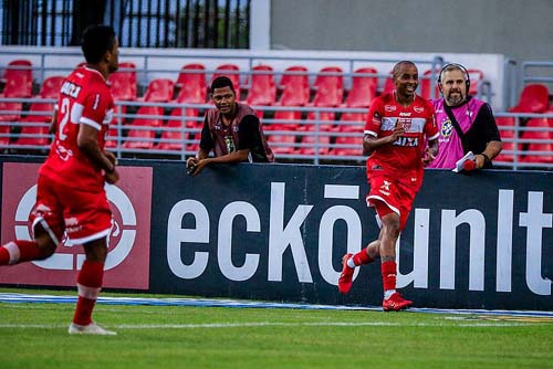De virada, CRB vence o Figueirense por 2 a 1 e garante permanência na Série B