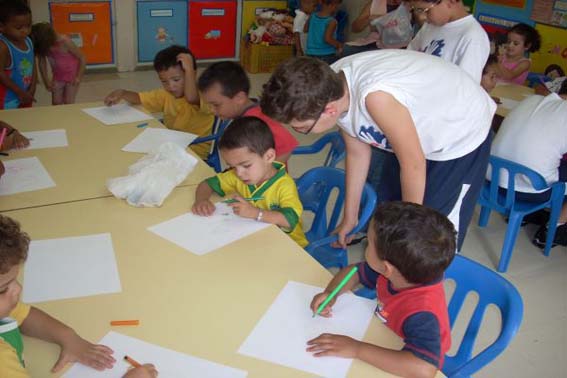 Bandidos atiram contra creche‏. Crianças estavam saindo da unidade