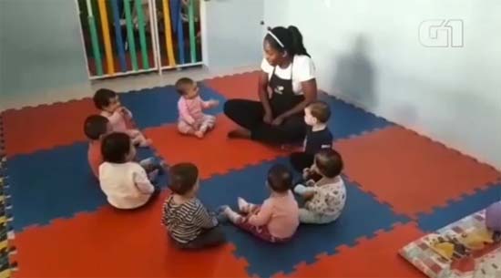 Professora usa música para fazer chamada em berçário e viraliza na web
