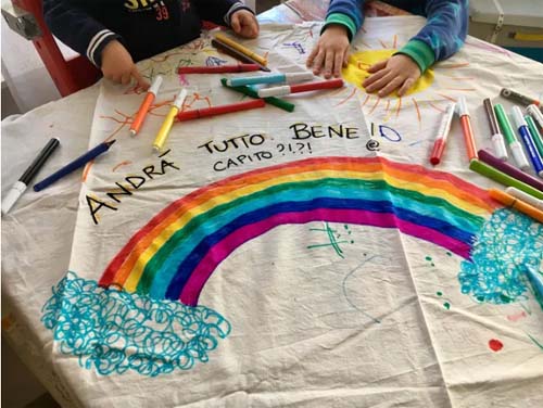 Como pais do mundo inteiro estão mantendo seus filhos ocupados