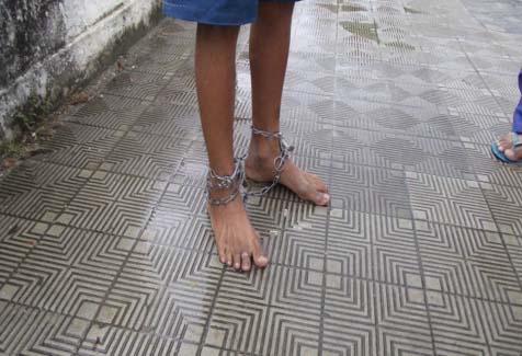 Criança é encontrada com pés acorrentados em avenida de Penedo