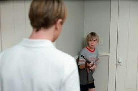 Garoto acha arma no lixo, leva à escola e aponta para colega