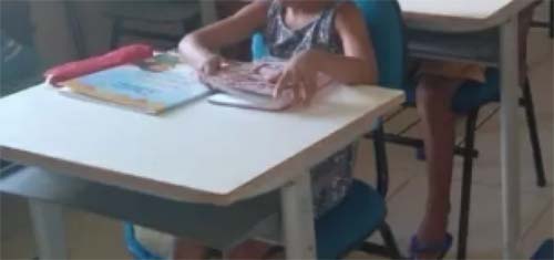 Sem vaga na escola, criança é alfabetizada por ONG na periferia de Maceió