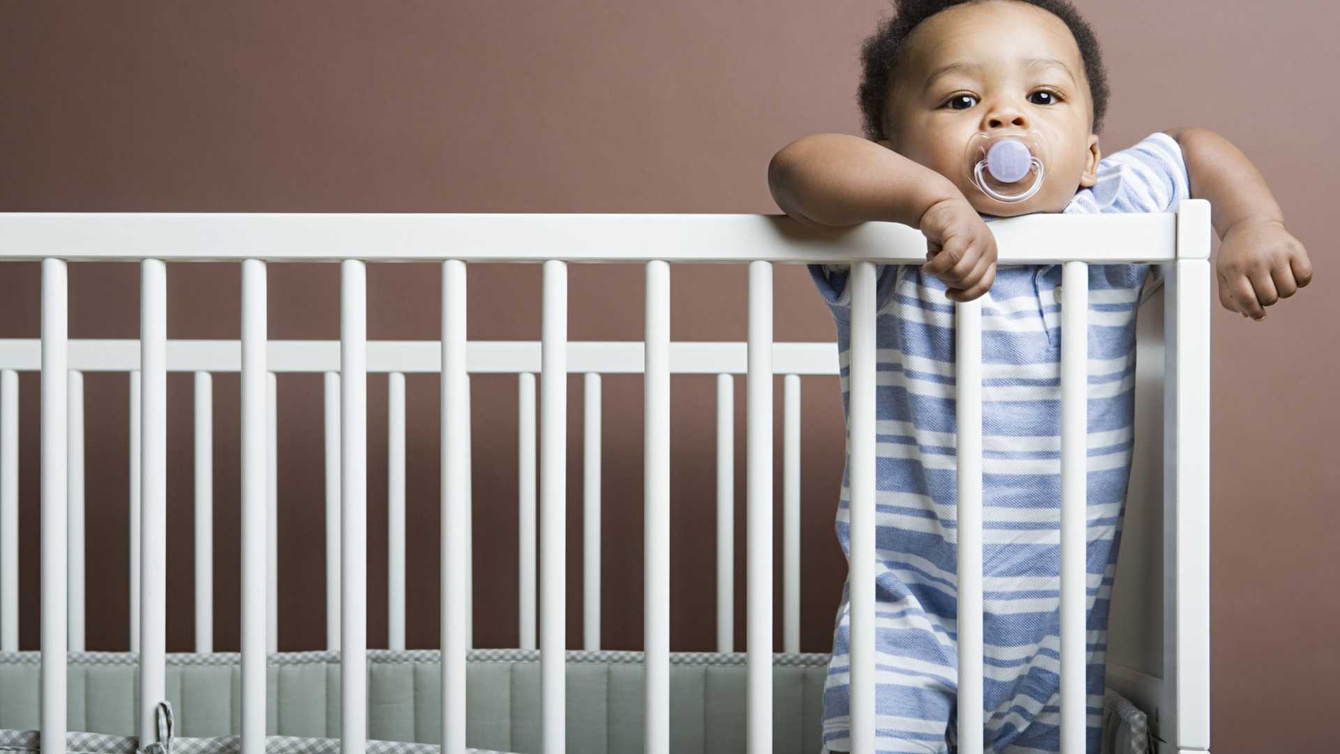 Estudo revela até que idade as crianças devem dormir no berço