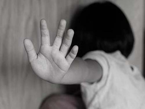 Pai é preso acusado de estuprar a filha de 12 anos; exame comprovou crime