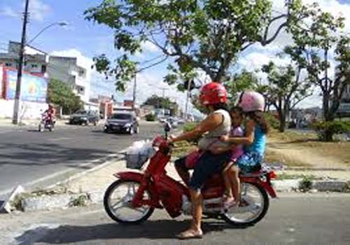 Comissão eleva de 7 para 11 anos idade para andar em garupa de moto
