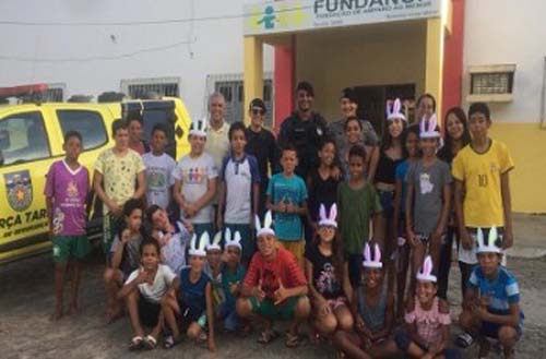 Policiais militares do 10º BPM entregam ovos de Páscoa para crianças de Palmeira dos Índios