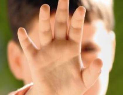 Mãe embriagada agride com faca os filhos de 9 e 10 anos