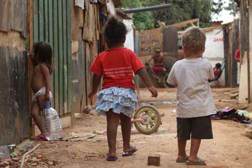 Brasil tem 3,8% da população em situação de pobreza multidimensional