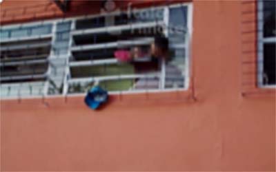 Jovem morre sufocado na janela de escola quando tentava fugir