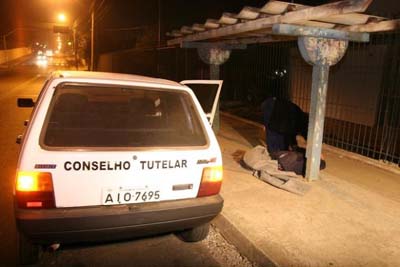 Mãe é acusada de deixar três filhos sozinhos e passando fome em casa