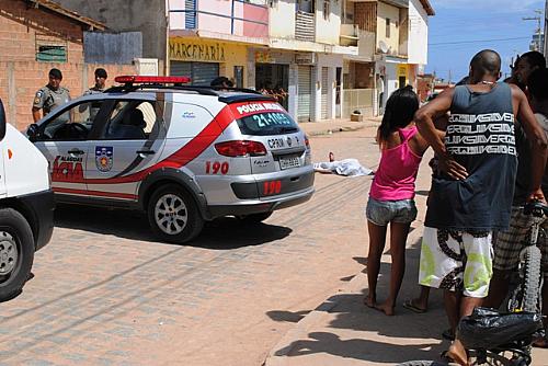 Dupla é alvejada quando transitava em ciclomotor; um morre