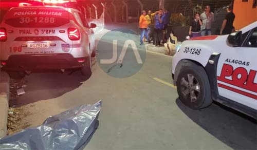 Adolescente sai para comprar bebidas e é morto a tiros em frente a bar