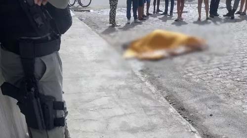 Homem morre após ser baleado na porta de barbearia