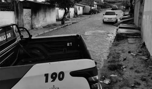 Populares escutam tiros e encontram homem morto após confusão em festa junina