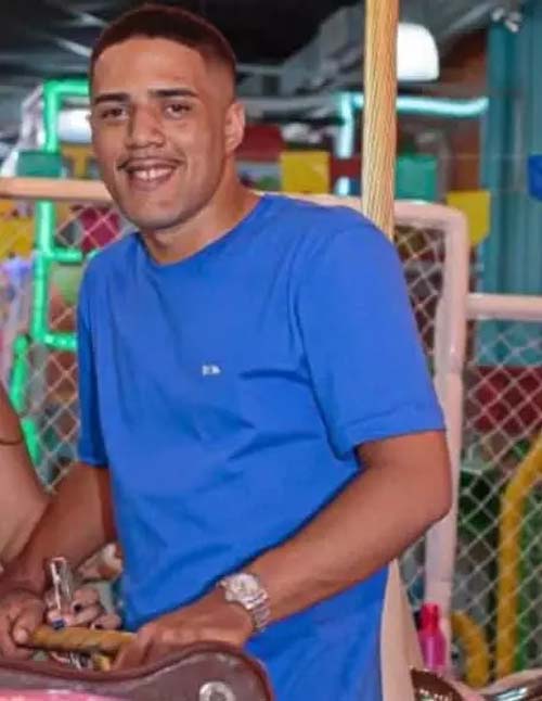 Jovem é executado a tiros dentro de barbearia e tem corpo arrastado por criminosos em Maceió
