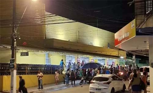 Jovem de 23 anos é morto com 16 tiros em frente a supermercado; outra pessoa fica ferida no ataque