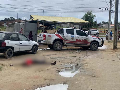 Homem é morto a tiros e tem corpo arrastado e abandonado em praça
