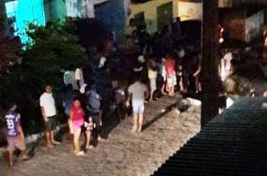 Motociclistas matam jovem a tiros na casa da namorada