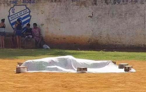 Atentado em partida de futebol deixa um morto e outro ferido